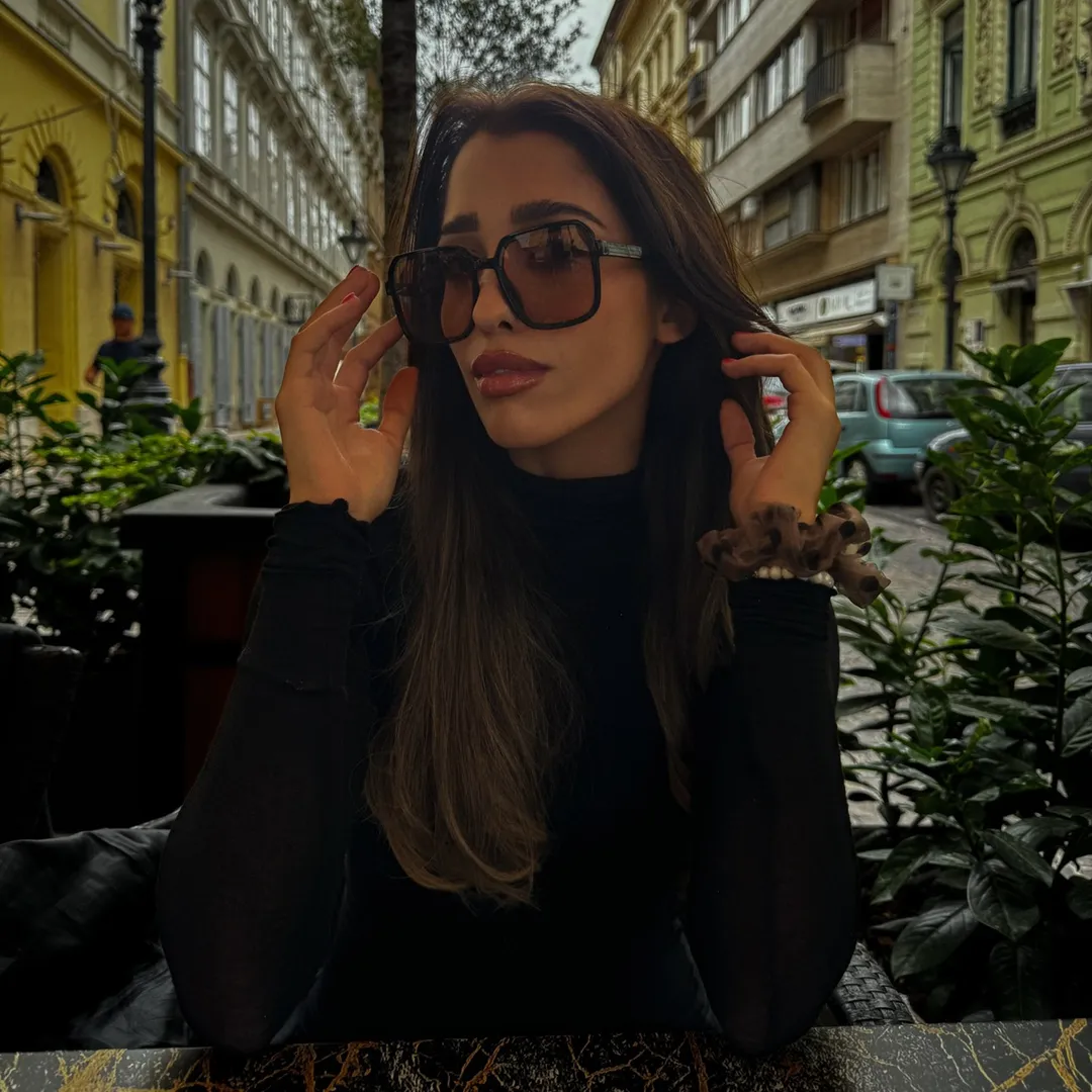 Lara Schobert itslaraschobert